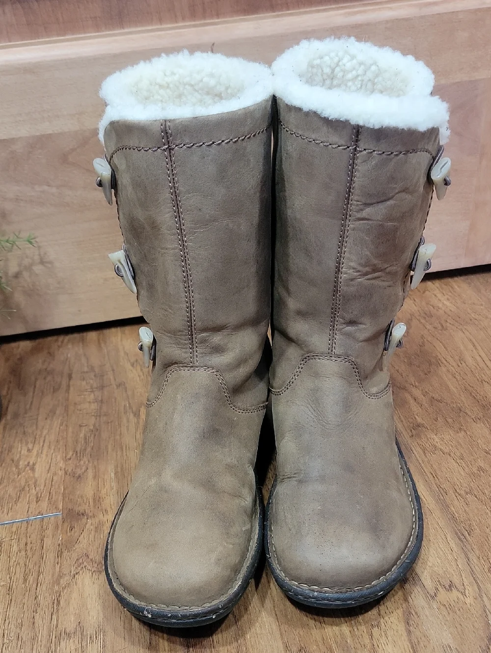 UGG Brown Kona Mid-Calf Boots with Sheeps Fleece Liner 9 - Picture 4 of 12